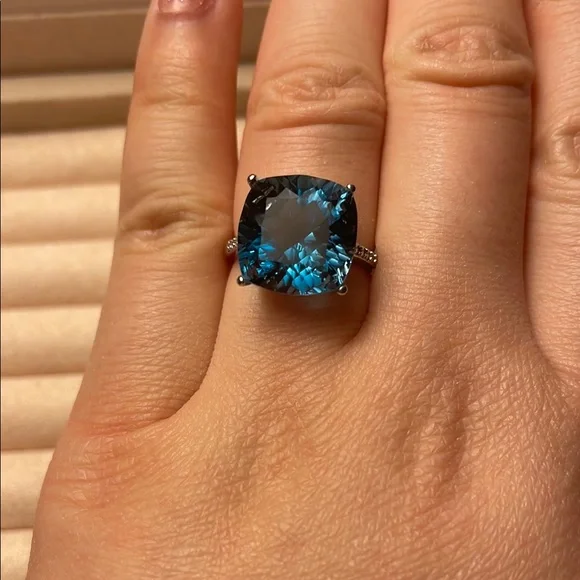 Elegant Blue Topaz Silver Ring - Picture 3 of 5